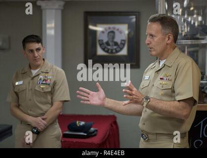 YOKOSUKA, Japan (1. Mai 2017) Kapitän Mike Vernazza, Senior Intelligence Officer detailer, spricht mit Segler während einer Intelligenz Kriegsführung Gemeinschaft Roadshow in einem Wardroom an Bord der Marine vorwärts - bereitgestellt Flugzeugträger USS Ronald Reagan (CVN 76). Während der Roadshow, die DETAILERS erörterten den Stand der Gemeinschaft, Manpower und Aufstiegsmöglichkeiten. Ronald Reagan, das Flaggschiff der Carrier Strike Group 5, bietet eine Bekämpfung bereit, Kraft, schützt und verteidigt die kollektive maritime Interessen seiner Verbündeten und Partnern in der Indo-Asia-Pazifik-Region. Stockfoto