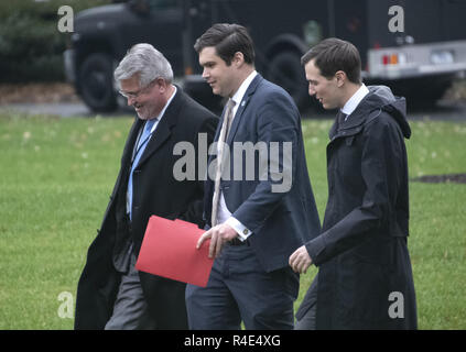 Washington, District of Columbia, USA. 26 Nov, 2018. Von links nach rechts: das Weiße Haus Communications Director Bill Shine, Berater des Präsidenten Johnny DeStefano, und Senior Advisor Jared Kushner zu Fuß von Marine One nach dem Präsidenten der Vereinigten Staaten Donald J. Trumpf beantwortete Fragen wie er das Weiße Haus fährt für Kampagne stoppt in Mississippi am Montag, November 26, 2018 Kreditkarten: Ron Sachs/CNP/ZUMA Draht/Alamy Live News Links Stockfoto