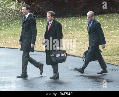 Washington, District of Columbia, USA. 26 Nov, 2018. Von links nach rechts: Senior Advisor Jared Kushner, Direktor des Oval Office Operations Jordanien Karem, und Senior Advisor für Politik Stephen Miller zu Fuß von Marine One nach dem Präsidenten der Vereinigten Staaten Donald J. Trumpf Links beantwortet Fragen wie er das Weiße Haus fährt für Kampagne stoppt in Mississippi am Montag, November 26, 2018 Kreditkarten: Ron Sachs/CNP/ZUMA Draht/Alamy leben Nachrichten Stockfoto