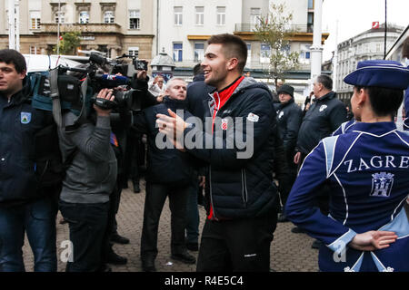 Zagreb, Kroatien. 26. Nov 2018. Kroatien National Tennis Team willkommen zu Hause Feier auf der Ban Jelacic Platz. Tennis Player Borna Coric vom Bus auf die Bühne zu gehen. Credit: Goran Jakuš/Alamy leben Nachrichten Stockfoto