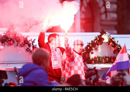 Zagreb, Kroatien. 26. Nov 2018. Kroatien National Tennis Team willkommen zu Hause Feier auf der Ban Jelacic Platz. Zuschauer rot Fackel in die Menge. Credit: Goran Jakuš/Alamy leben Nachrichten Stockfoto