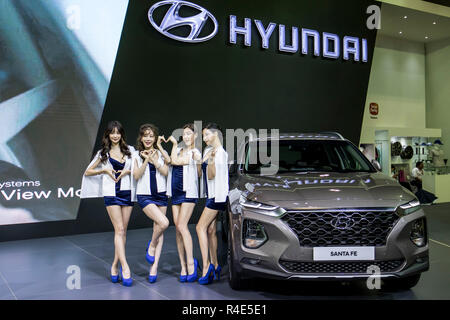 Kuala Lumpur, Malaysia. 26. November 2018. Koreanische Car Show models Pose an Hyundai stand in Kuala Lumpur International Motor Show 2018 (KLIMS 18) in Kuala Lumpur, Malaysia, am 26. November 2018. Credit: Danny Chan/Alamy leben Nachrichten Stockfoto