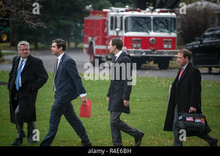 Von links nach rechts: das Weiße Haus Communications Director Bill Shine, Berater des Präsidenten Johnny DeStefano, Senior Advisor Jared Kushner, und Direktor des Oval Office Operations Jordanien Karem zu Fuß von Marine One nach dem Präsidenten der Vereinigten Staaten Donald J. Trumpf beantwortete Fragen wie er das Weiße Haus für Kampagne stoppt in Mississippi am Montag, 26. November 2018 fährt nach links. Credit: Ron Sachs/CNP/MediaPunch Stockfoto