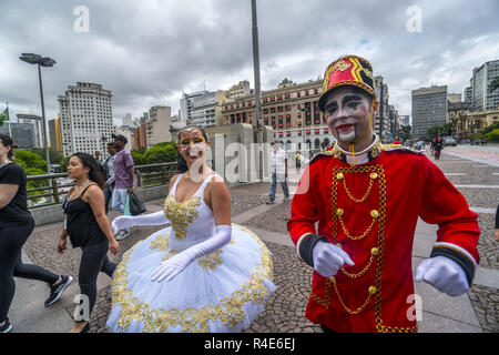 Sao Paulo, Brasilien. 26. Nov 2018. Santa Claus freut sich Kinder und Erwachsene in einem Einkaufszentrum in Sao Paulo, Brasilien, am 26. November 2018 während der Weihnachtszeit. Credit: Cris Fafa/ZUMA Draht/Alamy leben Nachrichten Stockfoto