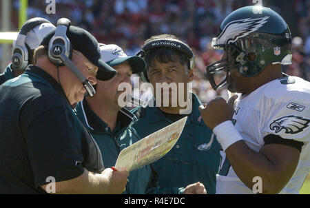 San Francisco, Kalifornien, USA. 12. Okt. 2008. Philadelphia Eagles Head Coach Andy Reid und Assistant Coaches mit Philadelphia Eagles Quarterback Donovan McNabb #5 am Sonntag, den 12. Oktober 2008, im Candlestick Park, San Francisco, Kalifornien übertragen. Adler besiegten die 49ers 40-26. Credit: Al Golub/ZUMA Draht/Alamy leben Nachrichten Stockfoto