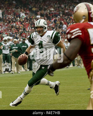 San Francisco, Kalifornien, USA. 7 Dez, 2008. New York Jets Quarterback Brett Favre #4 nennen ihn eigene Nummer und Folien für einen Touchdown am Sonntag, 7. Dezember 2008, im Candlestick Park, San Francisco, Kalifornien. Die 49ers besiegten die Jets 24-14. Credit: Al Golub/ZUMA Draht/Alamy leben Nachrichten Stockfoto