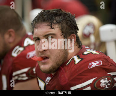 San Francisco, Kalifornien, USA. 7 Dez, 2008. San Francisco 49ers beleidigender Gerät Joe Staley #74 am Rande nach ihrem Ball zum Touchdown am Sonntag erholt, 7. Dezember 2008, im Candlestick Park, San Francisco, Kalifornien. Die 49ers besiegten die Jets 24-14. Credit: Al Golub/ZUMA Draht/Alamy leben Nachrichten Stockfoto