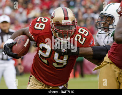 San Francisco, Kalifornien, USA. 8 Dez, 2008. New York Jets linebacker Bryan Thomas #99 Tackles San Francisco 49ers zurück laufen DeShaun Foster Nr. 29 am Sonntag, 7. Dezember 2008, im Candlestick Park, San Francisco, Kalifornien. Die 49ers besiegten die Jets 24-14. Credit: Al Golub/ZUMA Draht/Alamy leben Nachrichten Stockfoto