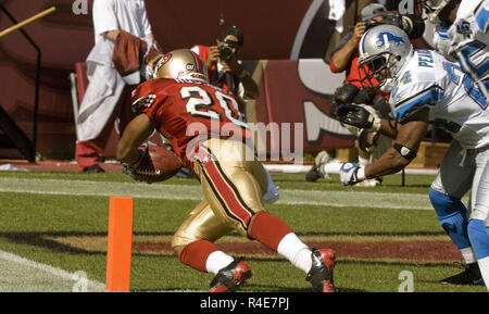 San Francisco, Kalifornien, USA. 21 Sep, 2008. San Francisco 49ers Defensive zurück Allen Rossum lunges für TD am Sonntag, 21. September 2008 Bei Candlestick Park, San Francisco, Kalifornien. Die 49ers besiegten die Löwen 31-13. Credit: Al Golub/ZUMA Draht/Alamy leben Nachrichten Stockfoto