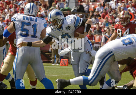 San Francisco, Kalifornien, USA. 21 Sep, 2008. Detroit Lions quarterback Jon Kitna läuft, zu 49ers Verteidigung am Sonntag, 21. September 2008, im Candlestick Park, San Francisco, Kalifornien. Die 49ers besiegten die Löwen 31-13. Credit: Al Golub/ZUMA Draht/Alamy leben Nachrichten Stockfoto