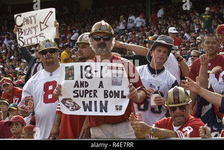 San Francisco, Kalifornien, USA. 5. Okt 2008. 49ers fans Hilfe Steve Young am Sonntag, 5. Oktober 2008, im Candlestick Park, San Francisco, Kalifornien feiern. Patrioten besiegten die 49ers 30-21. Credit: Al Golub/ZUMA Draht/Alamy leben Nachrichten Stockfoto