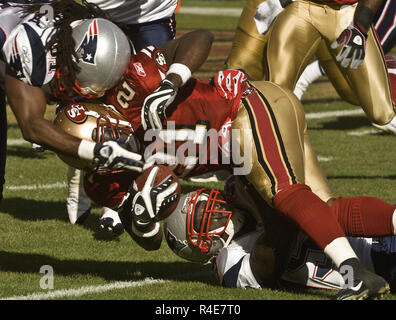 San Francisco, Kalifornien, USA. 5. Okt 2008. New England Patriots Defensive zurück Brandon Meriweather #31 Tackles San Francisco 49ers zurück laufen Frank Gore #21 am Sonntag, 5. Oktober 2008, im Candlestick Park, San Francisco, Kalifornien. Patrioten besiegten die 49ers 30-21. Credit: Al Golub/ZUMA Draht/Alamy leben Nachrichten Stockfoto