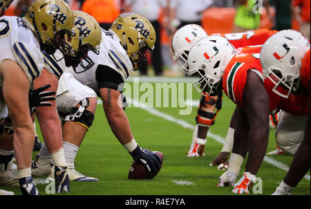 Miami Gardens, Florida, USA. 24 Nov, 2018. Die Pittsburgh Panthers spielen gegen Wirt Miami Hurricanes während eines College Football Spiel im Hard Rock Stadion in Miami Gardens, Florida. Die Hurrikane gewann 24-3. Mario Houben/CSM/Alamy leben Nachrichten Stockfoto