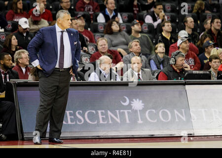 Columbia, SC, USA. 26 Nov, 2018. Südcarolina Kampfhähne Head Coach Frank Martin Uhren seine Handlung in der NCAA Basketball matchup im Colonial Life Arena in Columbia, SC. (Scott Kinser/Cal Sport Media) Credit: Csm/Alamy leben Nachrichten Stockfoto