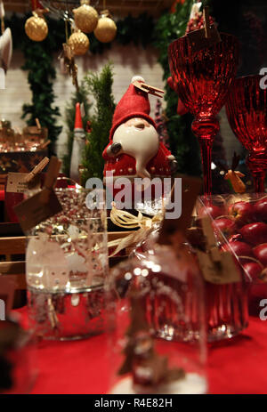 Frankfurt. 26 Nov, 2018. Foto an November 26, 2018 zeigt Dekorationen auf dem Weihnachtsmarkt in Frankfurt am Main, Deutschland. Der Frankfurter Weihnachtsmarkt eröffnet am Montag. Credit: Lu Yang/Xinhua/Alamy leben Nachrichten Stockfoto