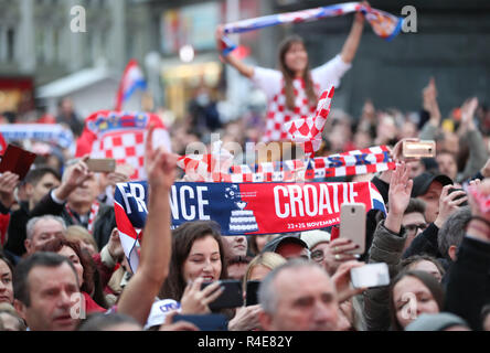 Zagreb, Kroatien. 26 Nov, 2018. Kroatischen Tennis Fans jubeln während einer gemütlichen Feier am Ban Josip Jelacic Platz in Zagreb, Kroatien, November 26, 2018. Kroatien gewann Tennis Davis Cup nach dem Sieg gegen Frankreich im Finale 3-1 am 07.11.25. Credit: Sanjin Strukic/Xinhua/Alamy leben Nachrichten Stockfoto