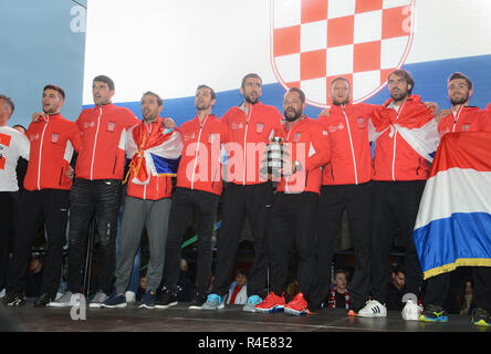 Zagreb, Kroatien. 26 Nov, 2018. Kroatische Davis Cup Team Mitglieder stellen während einer gemütlichen Feier am Ban Josip Jelacic Platz in Zagreb, Kroatien, November 26, 2018. Kroatien gewann Tennis Davis Cup nach dem Sieg gegen Frankreich im Finale 3-1 am 07.11.25. Credit: Josip Regovic/Xinhua/Alamy leben Nachrichten Stockfoto