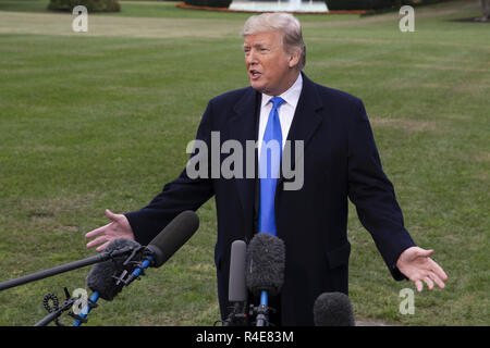 Distrikt von Columbia, USA. 26 Okt, 2018. US-Präsident Donald Trump spricht mit Reportern auf den South Lawn des Weißen Hauses, als er Boards Marine One am 26. Oktober 2018 in Washington, DC. Trump ist geplant, North Carolina für auf einer Kundgebung heute Abend zu fliegen. Credit: Alex Edelman/ZUMA Draht/Alamy leben Nachrichten Stockfoto