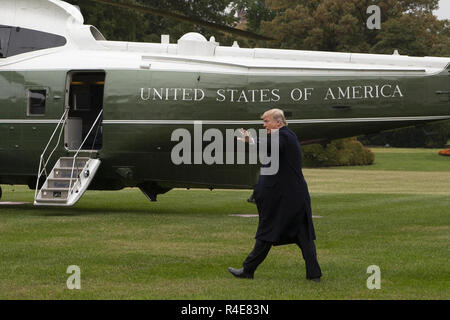 Distrikt von Columbia, USA. 26 Okt, 2018. US-Präsident Donald Trump boards Marine One auf dem Südrasen des Weißen Hauses am 26. Oktober 2018 in Washington, DC. Credit: Alex Edelman/ZUMA Draht/Alamy leben Nachrichten Stockfoto