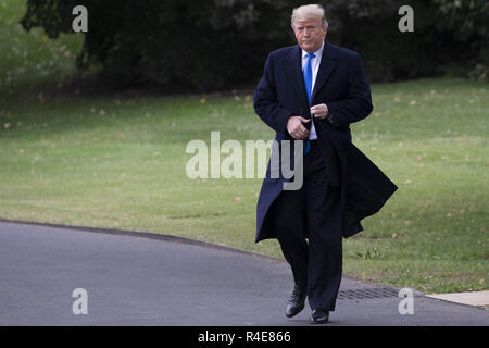 Distrikt von Columbia, USA. 26 Okt, 2018. US-Präsident Donald Trump spricht mit Reportern auf den South Lawn des Weißen Hauses, als er Boards Marine One am 26. Oktober 2018 in Washington, DC. Trump ist geplant, North Carolina für auf einer Kundgebung heute Abend zu fliegen. Credit: Alex Edelman/ZUMA Draht/Alamy leben Nachrichten Stockfoto