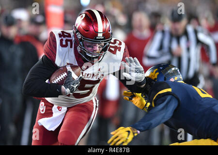 Morgantown, West Virginia, USA. 23 Nov, 2018. Oklahoma Sooners Verteidiger CARSON MEIER (45) versucht, tp vermeiden ein Angriff durch West Virginia Bergsteiger Sicherheit JOSH NORWOOD (4) Während der grossen 12 Fußballspiel am Mountaineer Field in Morgantown, WV gespielt. Oklahoma beat WVU 59-56 einen Punkt im grossen Spiel mit 12 Meisterschaften zu sichern. Credit: Ken Inness/ZUMA Draht/Alamy leben Nachrichten Stockfoto