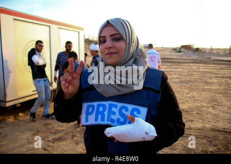 Gaza, Palästina. 26. Nov 2018. Journalist Safinaz al-Louh gesehen, das Zeichen des Sieges mit der linken Hand während der Auseinandersetzungen zwischen palästinensischen Bürger und der zionistischen Besatzungstruppen im nördlichen Gazastreifen in der Nähe der Basis der Zakim aus Protest gegen die Anerkennung von Jerusalem als Hauptstadt von Israel durch US-Präsident Trump verletzt und sich weigerte, den Gazastreifen zu blockieren. Credit: SOPA Images Limited/Alamy leben Nachrichten Stockfoto