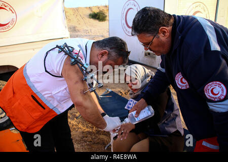 Gaza, Palästina. 26. Nov 2018. Mitglied des medizinischen Teams gesehen, die Behandlung der Journalistin Safinaz al-Louh, die während der Auseinandersetzungen zwischen Palästinensern und der israelischen Besatzungstruppen im nördlichen Gazastreifen in der Nähe der Basis der Zakim aus Protest gegen die Anerkennung von Jerusalem als Hauptstadt von Israel durch US-Präsident Trump verletzt wurde und sich weigerte, den Gazastreifen zu blockieren. Credit: SOPA Images Limited/Alamy leben Nachrichten Stockfoto