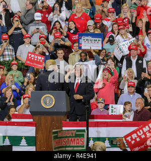 Biloxi, Mississippi, USA. 26. Nov 2018. Vice President Mike Pence verbindet Präsident Donald Trump an der zweiten Rallye in Mississippi zur Unterstützung der Sen. Cindy Hyde-Smith. Die Stichwahl gegen Mike Espy für den US-Senat in Washington am 27. November 2018. Cindy Hyde-Smith ist der Mississippi erste weibliche Senator Credit: Tom Pumphret/Alamy leben Nachrichten Stockfoto