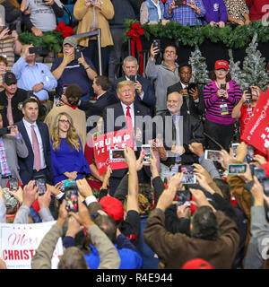 Biloxi, Mississippi, USA. 26. Nov 2018. Präsident Donald Trump Unterstützung für Kandidaten Senator Cindy Hyde-Smith. Dies war das zweite von zwei Rallys, erste Rallye früh am Tag in Tupelo, gehalten wurde. Mississippi. Credit: Tom Pumphret/Alamy leben Nachrichten Stockfoto