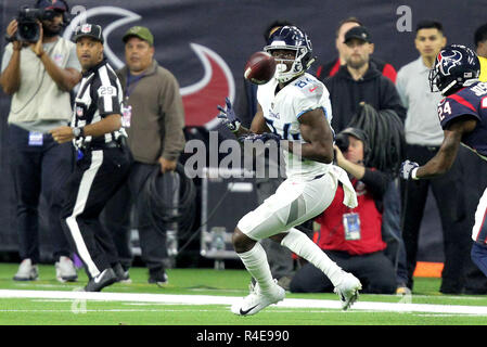 Houston, Texas, USA. 26 Nov, 2018. Tennessee Titans wide receiver Corey Davis (84) fängt einen Pass, die im dritten Quartal des NFL regular season Spiel zwischen den Houston Texans und die Tennessee Titans an NRG Stadion in Houston, TX am 26. November 2018. Credit: Erik Williams/ZUMA Draht/Alamy leben Nachrichten Stockfoto