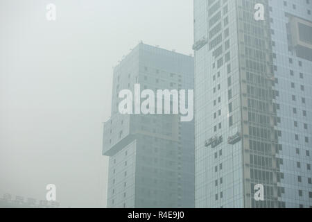 Binzhou, Provinz Shandong, China, 27. November 2018. In einigen Bereichen der Stadt Binzhou, Nebel mit Sichtweiten von weniger als 500 m erschien, und Sichtbarkeit in einigen Bereichen wurde weniger als 200 Meter. Credit: Costfoto/Alamy leben Nachrichten Stockfoto