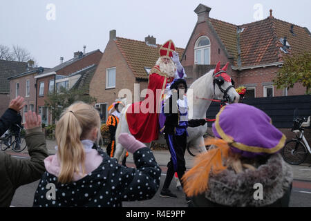 Sinterklaas (St. Nicholas), begleitet von verkleidet als traditionelle Zeichen bekannt als zwarte Piet oder Schwarzer Peter, Reiten als Kinder Welle während einer Parade am 24. November 2018, in Katwijk, Niederlande. Vor kurzem, das traditionelle schwarze Gesichter Charakter zwarte Piet - ein Assistent von Sinterklaas - hat, die Gegenstand der Debatte gewesen, ob es sich um Rassismus oder nicht. (Foto von Yuriko Nakao/LBA) Stockfoto