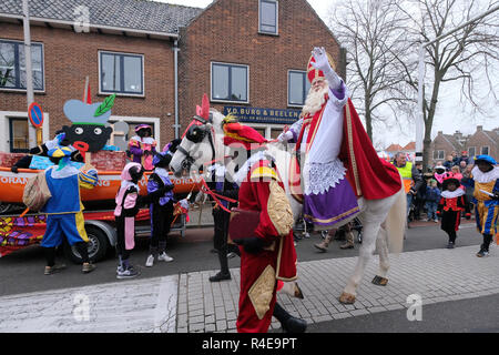 Sinterklaas (St. Nicholas), begleitet von verkleidet als traditionelle Zeichen bekannt als zwarte Piet oder Schwarzer Peter, reiten während einer Parade am 24. November 2018, in Katwijk, Niederlande. Vor kurzem, das traditionelle schwarze Gesichter Charakter zwarte Piet - ein Assistent von Sinterklaas - hat, die Gegenstand der Debatte gewesen, ob es sich um Rassismus oder nicht. (Foto von Yuriko Nakao/LBA) Stockfoto