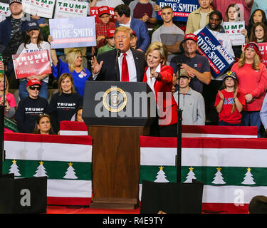 Biloxi, Mississippi, USA. 26 Nov, 2018. Präsident Donald Trump hält Kundgebung in Biloxi, Mississippi. Zur Unterstützung der etablierten Kandidaten sen Cindy Hyde-Smith der Tag bevor ihr Stichwahl gegen Mike Espy für den US-Senat in Mississippi Credit: Tom Pumphret/Alamy leben Nachrichten Stockfoto