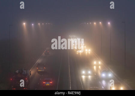 Flintshire, North Wales, 27. November 2018. UK Wetter: Frost und Nebel in einigen Teilen des Vereinigten Königreichs heute mit dem Start der Sturm Diana auf dem Weg über Großbritannien in den kommenden Stunden. Credit: DGDImages/Alamy leben Nachrichten Stockfoto