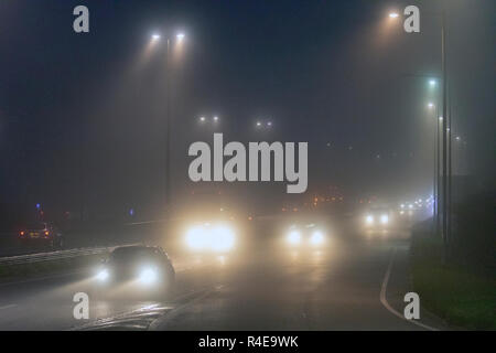 Flintshire, North Wales, 27. November 2018. UK Wetter: Frost und Nebel in einigen Teilen des Vereinigten Königreichs heute mit dem Start der Sturm Diana auf dem Weg über Großbritannien in den kommenden Stunden. Kraftfahrer, die Bewältigung der schwierigen und gefährlichen Fahrbedingungen entlang der A55 Autobahn in der Nähe von halkyn Inmitten der schweren Nebel Credit: DGDImages/Alamy leben Nachrichten Stockfoto