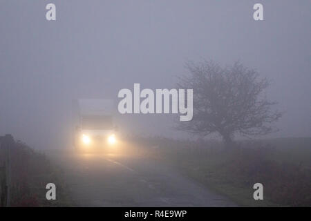 Flintshire, North Wales, 27. November 2018. UK Wetter: Frost und Nebel in einigen Teilen des Vereinigten Königreichs heute mit dem Start der Sturm Diana auf dem Weg über Großbritannien in den kommenden Stunden. Ein Kraftfahrer entlang einer ländlichen Lane im dichten Nebel im Dorf Rhes-y-reisen-Cae, Flintshire Credit: DGDImages/Alamy leben Nachrichten Stockfoto