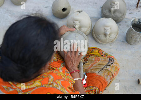 Agartala, Andhra Pradesh, Indien. 22 Sep, 2018. Ein indischer Künstler gesehen Vorbereitung Ton idol Gesichter der Durga Göttinnen, vor der Durga Puja Festival in einem Studio in Agartala. Durga Puja, das jährliche Hinduistische fest, die die Verehrung der Göttin Durga, die Kraft und den Sieg des Guten über das Böse in der hinduistischen Mythologie symbolisiert, gipfelt in der Immersion der Götzen Körper im Wasser. Credit: Abhisek Saha/SOPA Images/ZUMA Draht/Alamy leben Nachrichten Stockfoto