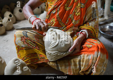 Agartala, Andhra Pradesh, Indien. 22 Sep, 2018. Ein indischer Künstler gesehen Vorbereitung Ton idol Gesichter der Durga Göttinnen, vor der Durga Puja Festival in einem Studio in Agartala. Durga Puja, das jährliche Hinduistische fest, die die Verehrung der Göttin Durga, die Kraft und den Sieg des Guten über das Böse in der hinduistischen Mythologie symbolisiert, gipfelt in der Immersion der Götzen Körper im Wasser. Credit: Abhisek Saha/SOPA Images/ZUMA Draht/Alamy leben Nachrichten Stockfoto