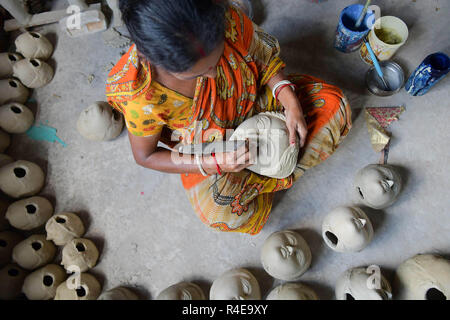 Agartala, Andhra Pradesh, Indien. 22 Sep, 2018. Ein indischer Künstler gesehen Vorbereitung Ton idol Gesichter der Durga Göttinnen, vor der Durga Puja Festival in einem Studio in Agartala. Durga Puja, das jährliche Hinduistische fest, die die Verehrung der Göttin Durga, die Kraft und den Sieg des Guten über das Böse in der hinduistischen Mythologie symbolisiert, gipfelt in der Immersion der Götzen Körper im Wasser. Credit: Abhisek Saha/SOPA Images/ZUMA Draht/Alamy leben Nachrichten Stockfoto