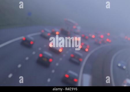 Leeds, West Yorkshire, UK. 27. November 2018. Die Verkehrsteilnehmer strebe, wie Sie durch dichten Nebel während der Rush Hour auf der Autobahn M1 in Leeds Schlacht. Credit: Yorkshire Pics/Alamy Live News Credit: Yorkshire Pics/Alamy leben Nachrichten Stockfoto