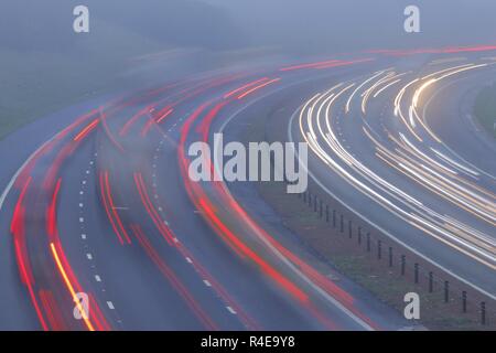 Leeds, West Yorkshire, UK. 27. November 2018. Die Verkehrsteilnehmer strebe, wie Sie durch dichten Nebel während der Rush Hour auf der Autobahn M1 in Leeds Schlacht. Credit: Yorkshire Pics/Alamy Live News Credit: Yorkshire Pics/Alamy leben Nachrichten Stockfoto