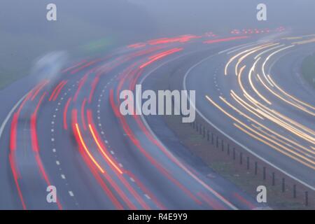 Leeds, West Yorkshire, UK. 27. November 2018. Die Verkehrsteilnehmer strebe, wie Sie durch dichten Nebel während der Rush Hour auf der Autobahn M1 in Leeds Schlacht. Credit: Yorkshire Pics/Alamy Live News Credit: Yorkshire Pics/Alamy leben Nachrichten Stockfoto