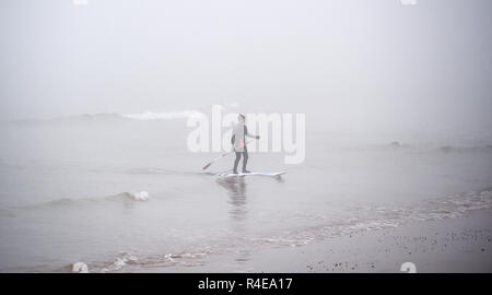 Brighton, UK. 27 Nov, 2018. Ein Paddel boarder entsteht aus dichtem Nebel auf Brighton Beach von der West Pier in Brighton, heute Morgen, aber milder und feuchter Witterung ist für Großbritannien im Laufe der nächsten Tage Kredit Prognose: Simon Dack/Alamy leben Nachrichten Stockfoto