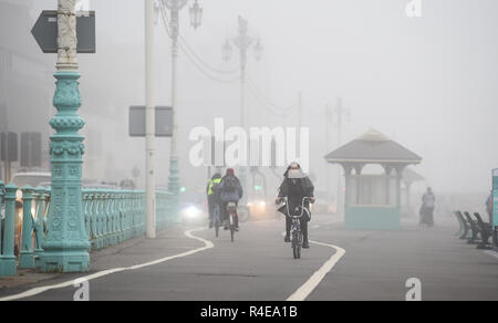 Brighton, UK. 27 Nov, 2018. Radfahrer machen sich auf den Weg entlang der Küste von Brighton im dichten Nebel heute Morgen, aber milder und feuchter Witterung ist für Großbritannien im Laufe der nächsten Tage Kredit Prognose: Simon Dack/Alamy leben Nachrichten Stockfoto