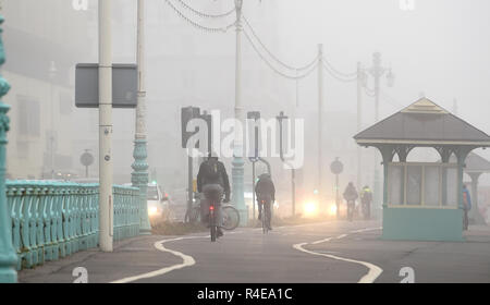 Brighton, UK. 27 Nov, 2018. Radfahrer machen sich auf den Weg entlang der Küste von Brighton im dichten Nebel heute Morgen, aber milder und feuchter Witterung ist für Großbritannien im Laufe der nächsten Tage Kredit Prognose: Simon Dack/Alamy leben Nachrichten Stockfoto