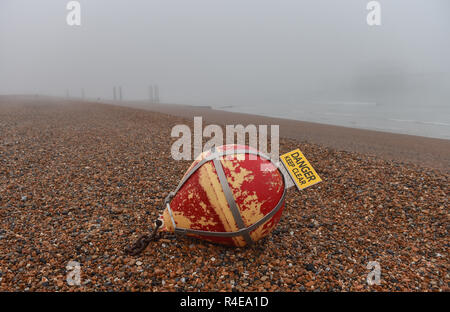 Brighton, UK. 27 Nov, 2018. Dichter Nebel auf Brighton Beach und das Meer von der West Pier in Brighton, heute Morgen, aber milder und feuchter Witterung ist für Großbritannien im Laufe der nächsten Tage Kredit Prognose: Simon Dack/Alamy leben Nachrichten Stockfoto