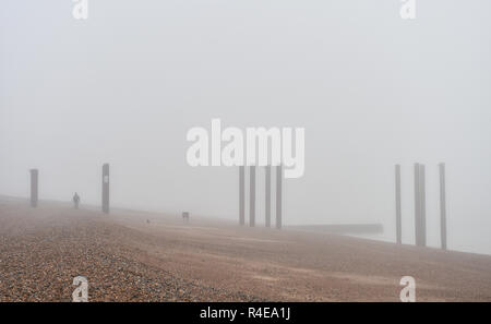 Brighton, UK. 27 Nov, 2018. Dichter Nebel auf Brighton Beach und das Meer von der West Pier in Brighton, heute Morgen, aber milder und feuchter Witterung ist für Großbritannien im Laufe der nächsten Tage Kredit Prognose: Simon Dack/Alamy leben Nachrichten Stockfoto