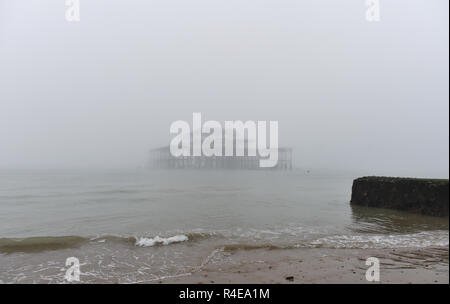 Brighton, UK. 27 Nov, 2018. Dichter Nebel auf Brighton Beach und das Meer von der West Pier in Brighton, heute Morgen, aber milder und feuchter Witterung ist für Großbritannien im Laufe der nächsten Tage Kredit Prognose: Simon Dack/Alamy leben Nachrichten Stockfoto