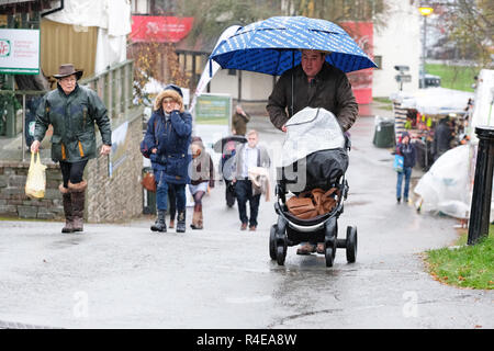 Royal Welsh Showground, Builth Wells, Powys, Wales - Dienstag, 27. November 2018 - DE Wetter - Besucher der Royal Welsh Winter fairen Kampf Regen und kalter Wind am zweiten Tag der Winter Fair-Foto Steven Mai/Alamy leben Nachrichten Stockfoto